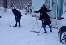 Сотрудники редакции с самого утра вышли на уборку снега